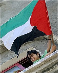 Palestine_girl_with_flag
