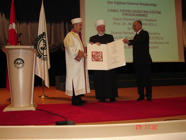 Reisu-l-ulema predaje diplomu reisu-l-ulemi Turske1