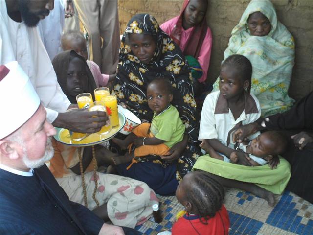 Reisu-l-ulema u posjeti jednoj raseljenoj porodicu u sjevernom Darforu (Small)